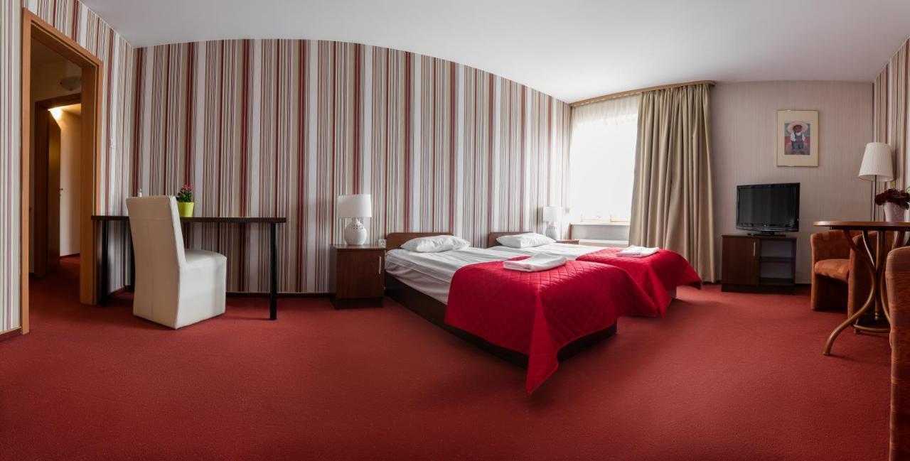 Hotel Piemont Pabianice Ngoại thất bức ảnh